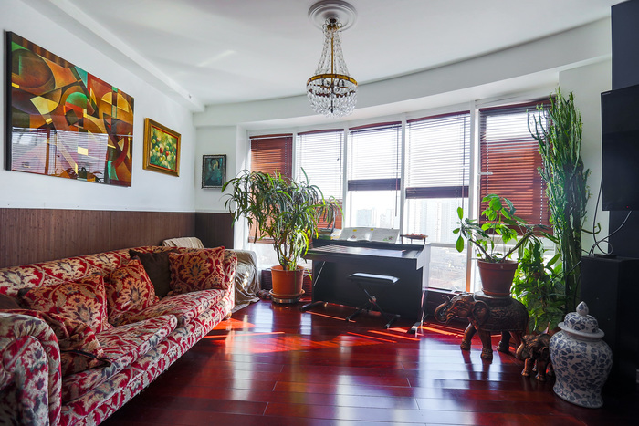 Colonial style living room