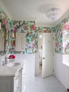 Chinoiserie wallpaper bathroom