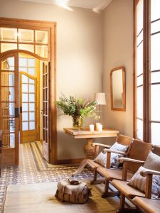Beautiful Barcelona flat packed with wooden furniture and details - entry hall