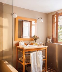 Beautiful Barcelona flat packed with wooden furniture and details - bathroom