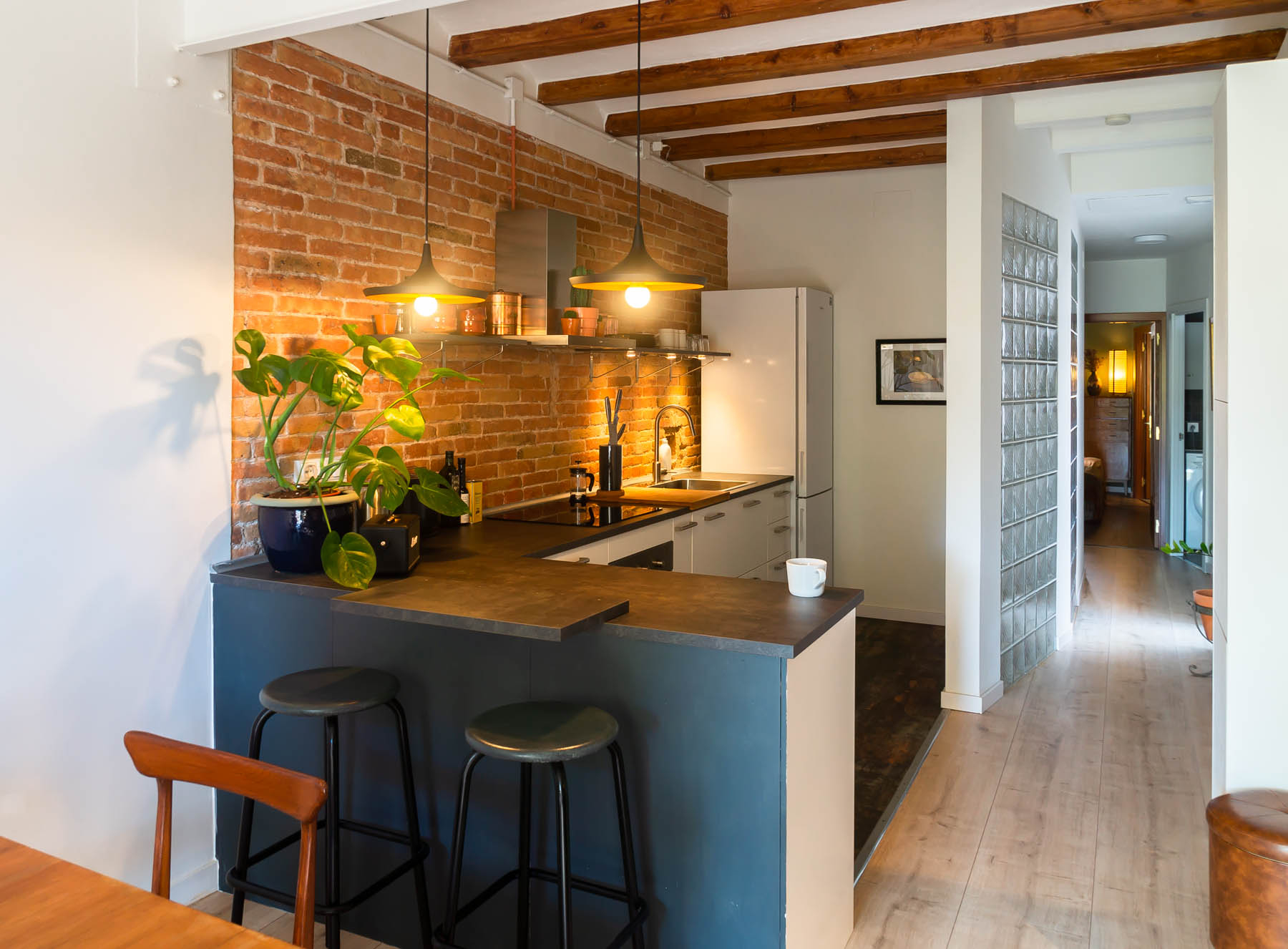 Barcelona home tour: New-York style open kitchen with beamed ceilings - traditional Catalan design element