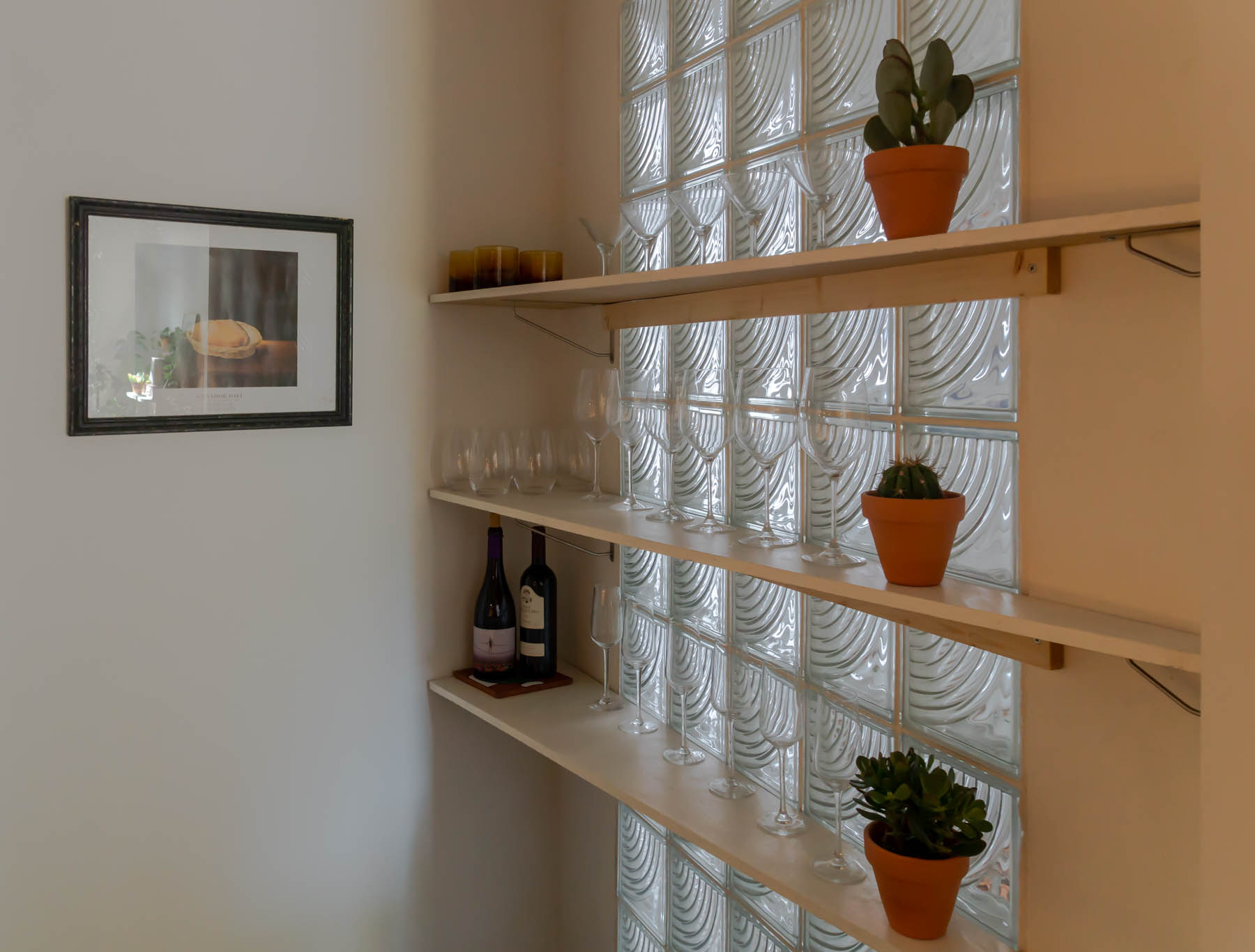 Barcelona home tour: New-York style open kitchen with built in shelving 