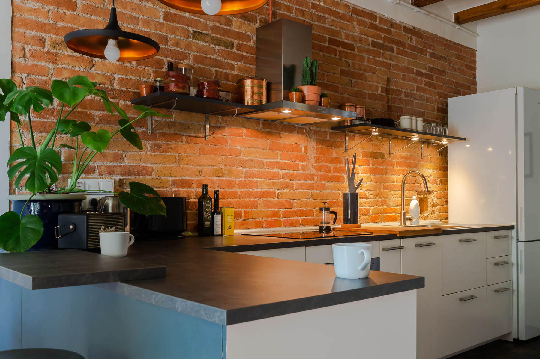 Barcelona home tour: New-York style open kitchen with exposed brick