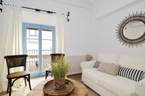 House tour: old fisherman's house in Sitges: sitting room with blue window
