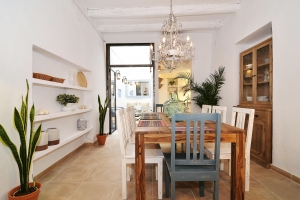 House tour: old fisherman's house in Sitges - dining room