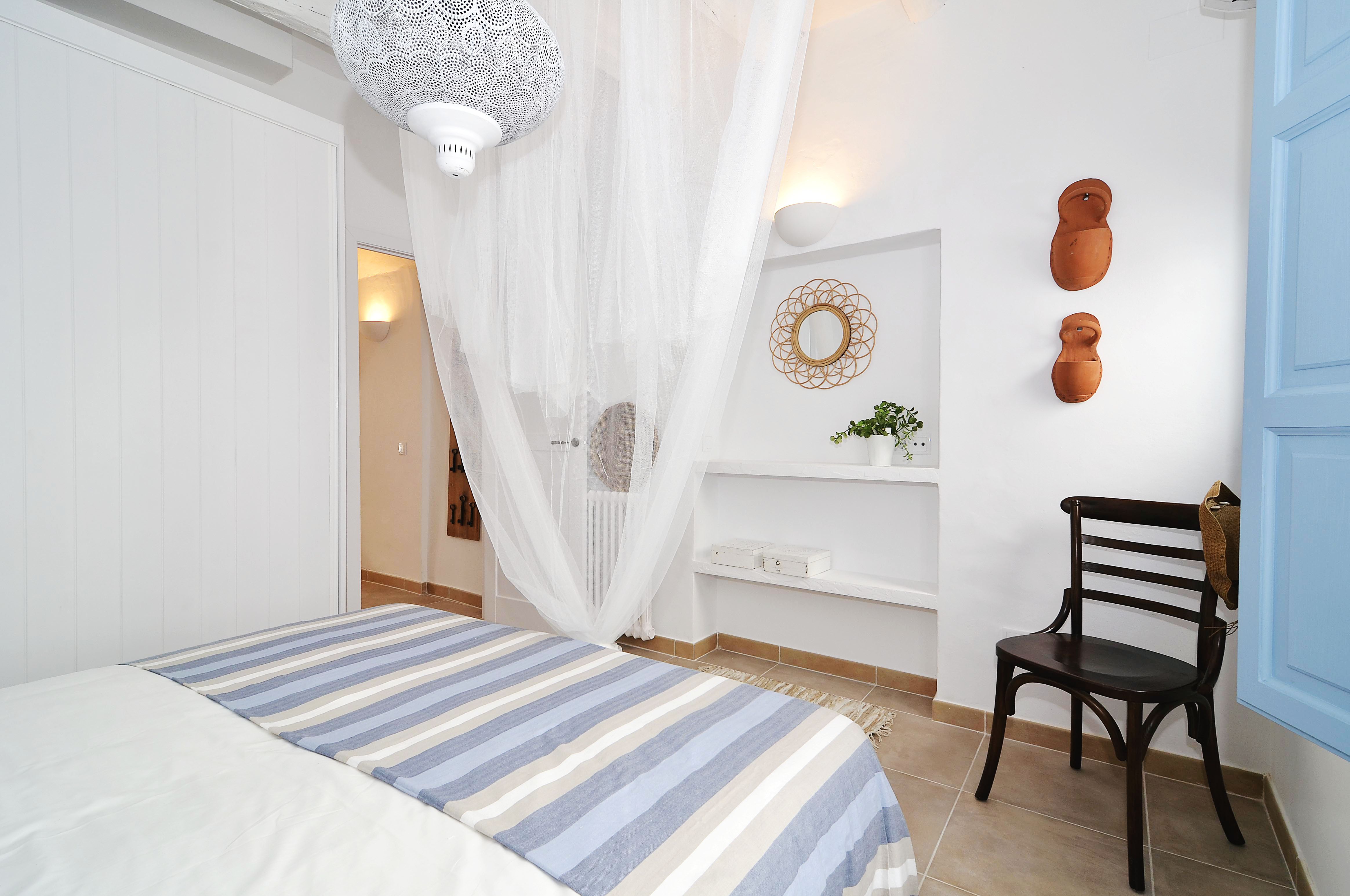 House tour: old fisherman's house in Sitges: master bedroom