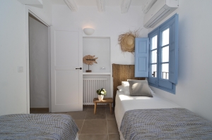 House tour: old fisherman's house in Sitges: bedroom with blue window