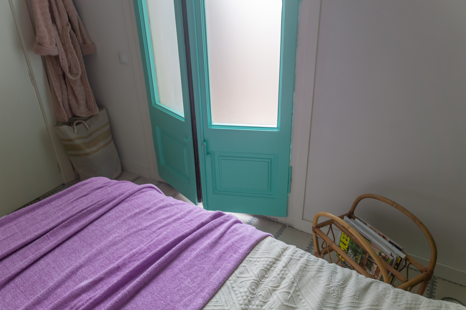 Bedroom balcony doors painted turquoise: tutorial