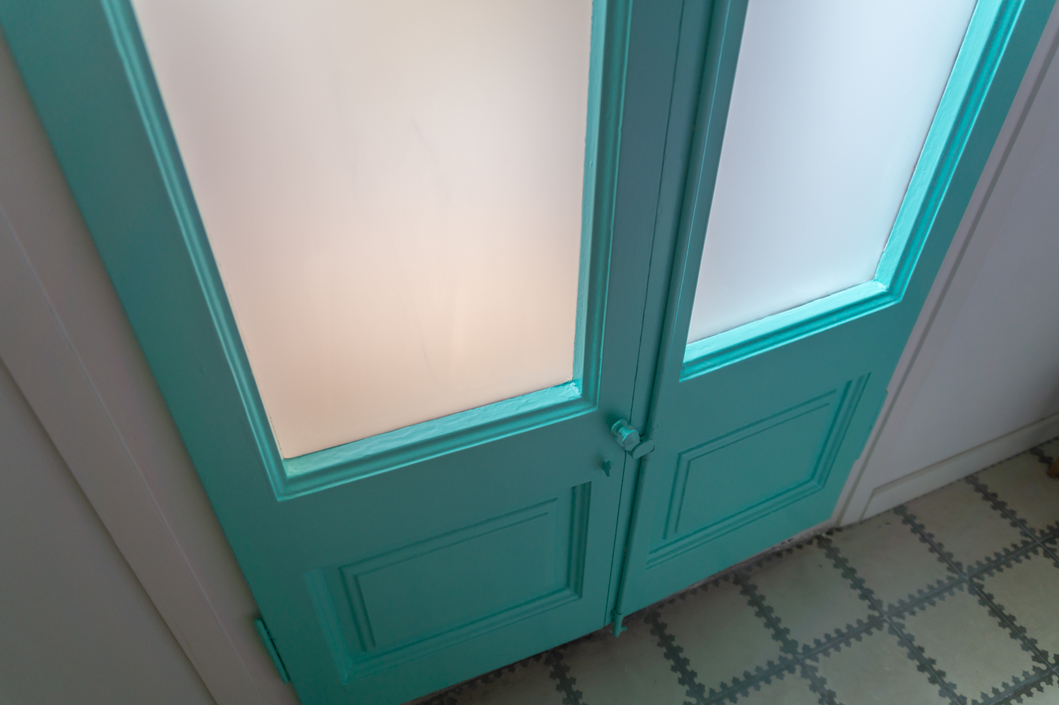 Balcony doors painted turquoise: tutorial